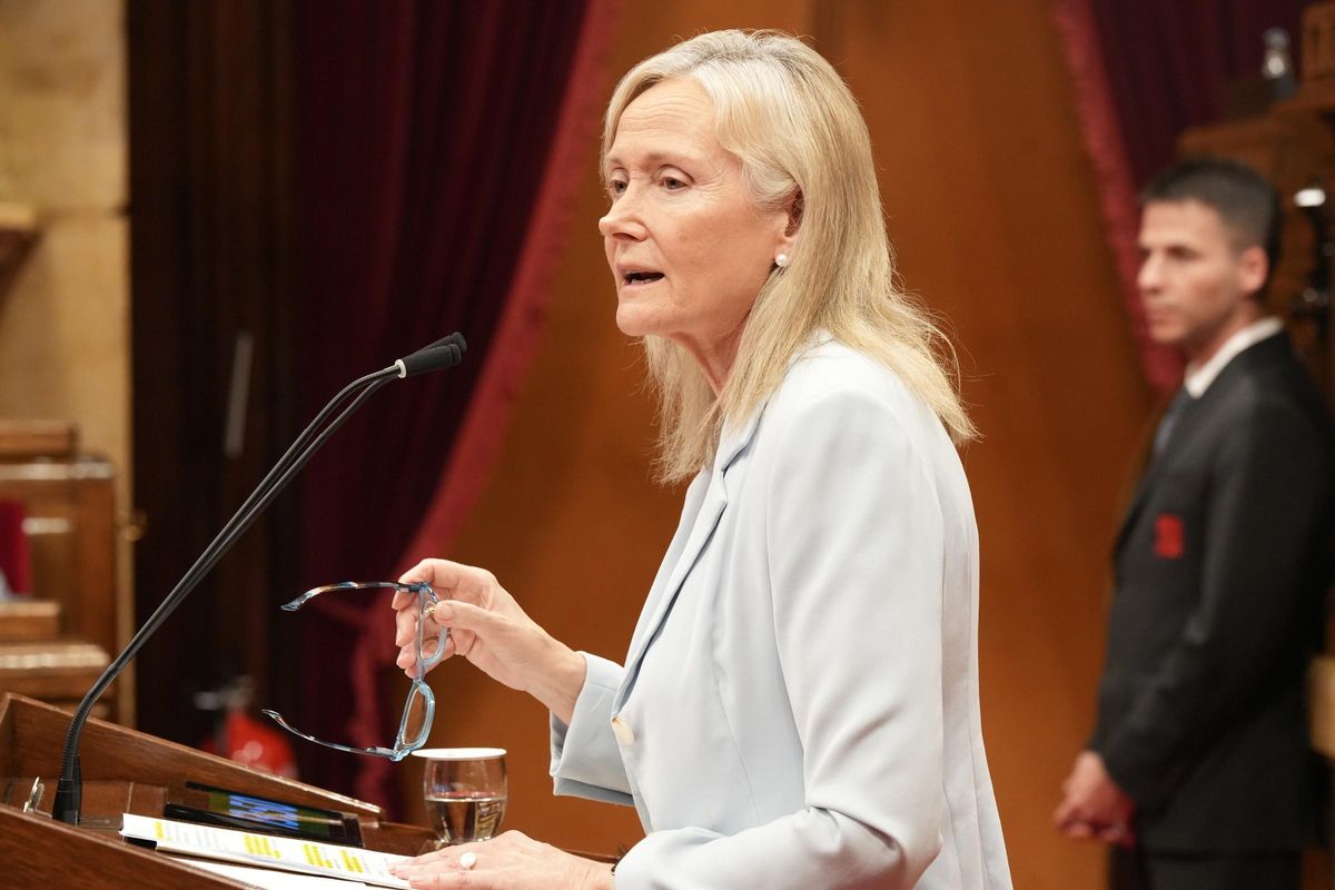 La diputada del PPC, Àngels Esteller, en su intervención en el pleno del Parlament.