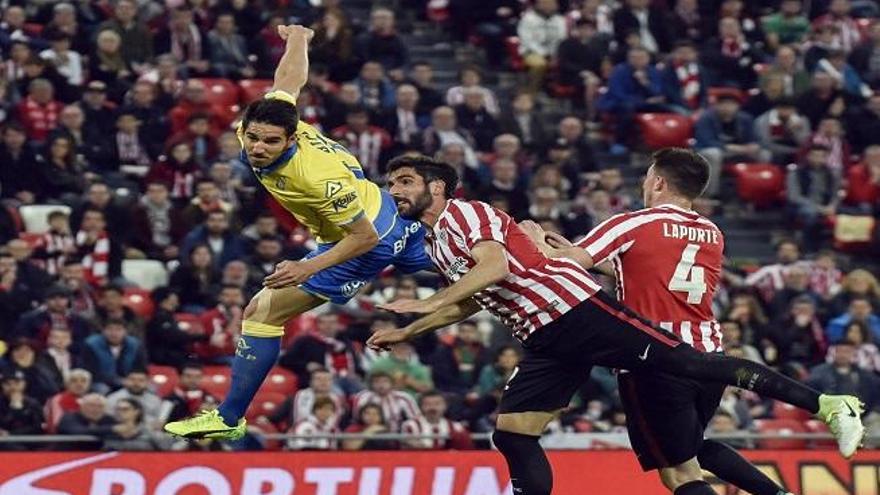 Bigas remata en el gol amarillo ante el Athletic.