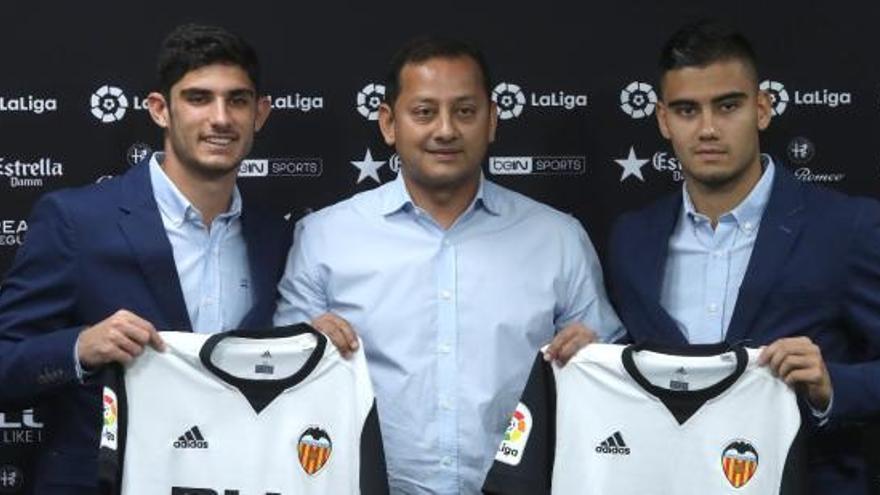 Guedes y Pereira, con el presidente del Valencia CF, Amil Murthy.