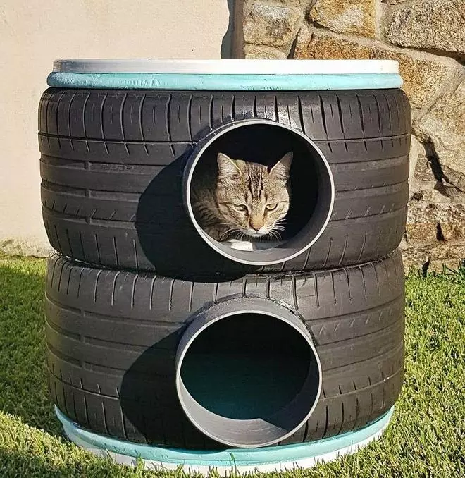 Casetas para gatos callejeros con neumáticos usados