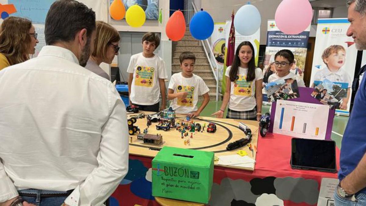 El alcalde de Molina de Segura, 
José Ángel Alfonso Hernández, 
y la concejala de Educación, 
María Teresa Hernández Avilés,
se encargaron de abrir
la exposición.  l.o.