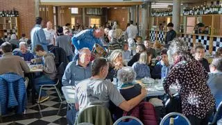 L'Institut Escola d'Hostaleria i Turisme de Girona celebra la seva escudellada benèfica per La Marató amb més de 250 persones