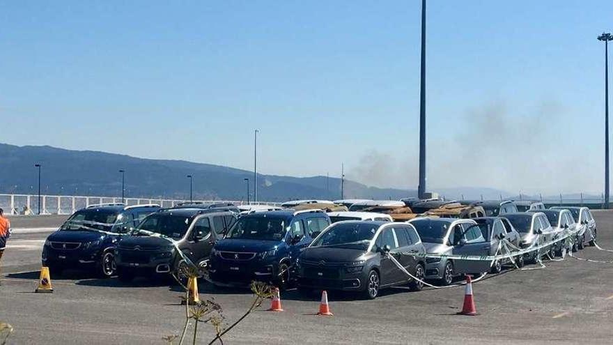 Los vehículos afectados por el incendio del pasado julio, en la zona de la terminal Ro-Ro que comenzará a asfaltarse este lunes. // Fdv