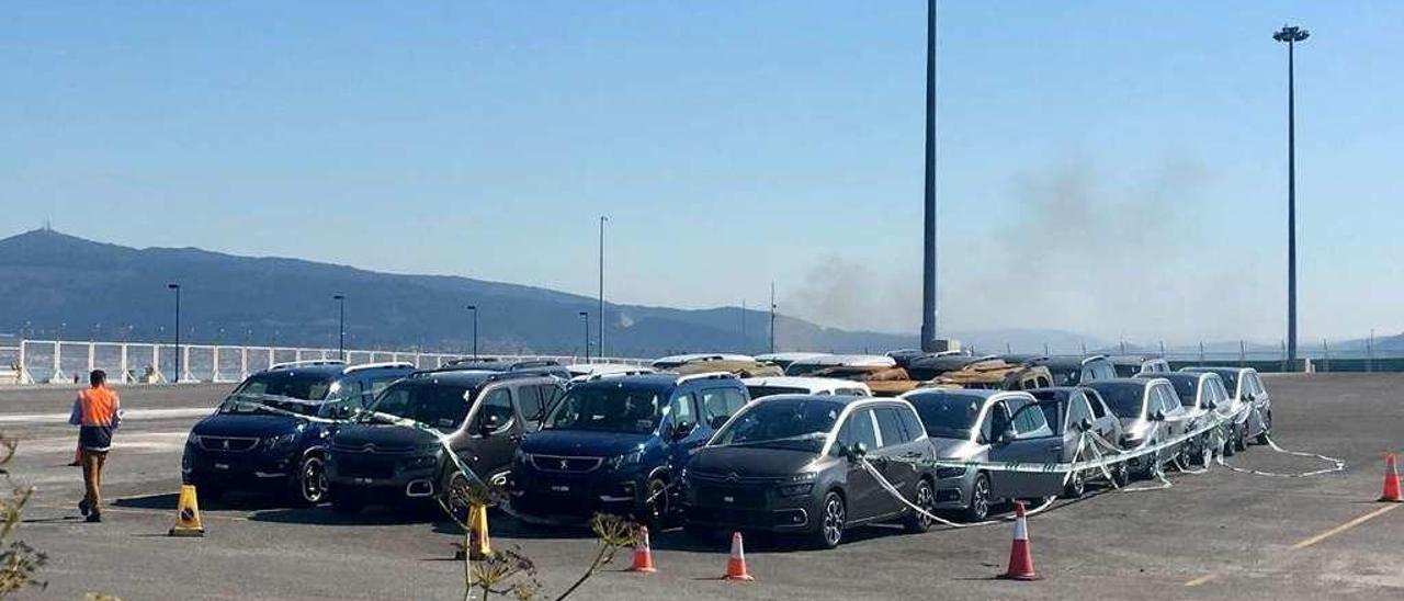 Los vehículos afectados por el incendio del pasado julio, en la zona de la terminal Ro-Ro que comenzará a asfaltarse este lunes. // Fdv