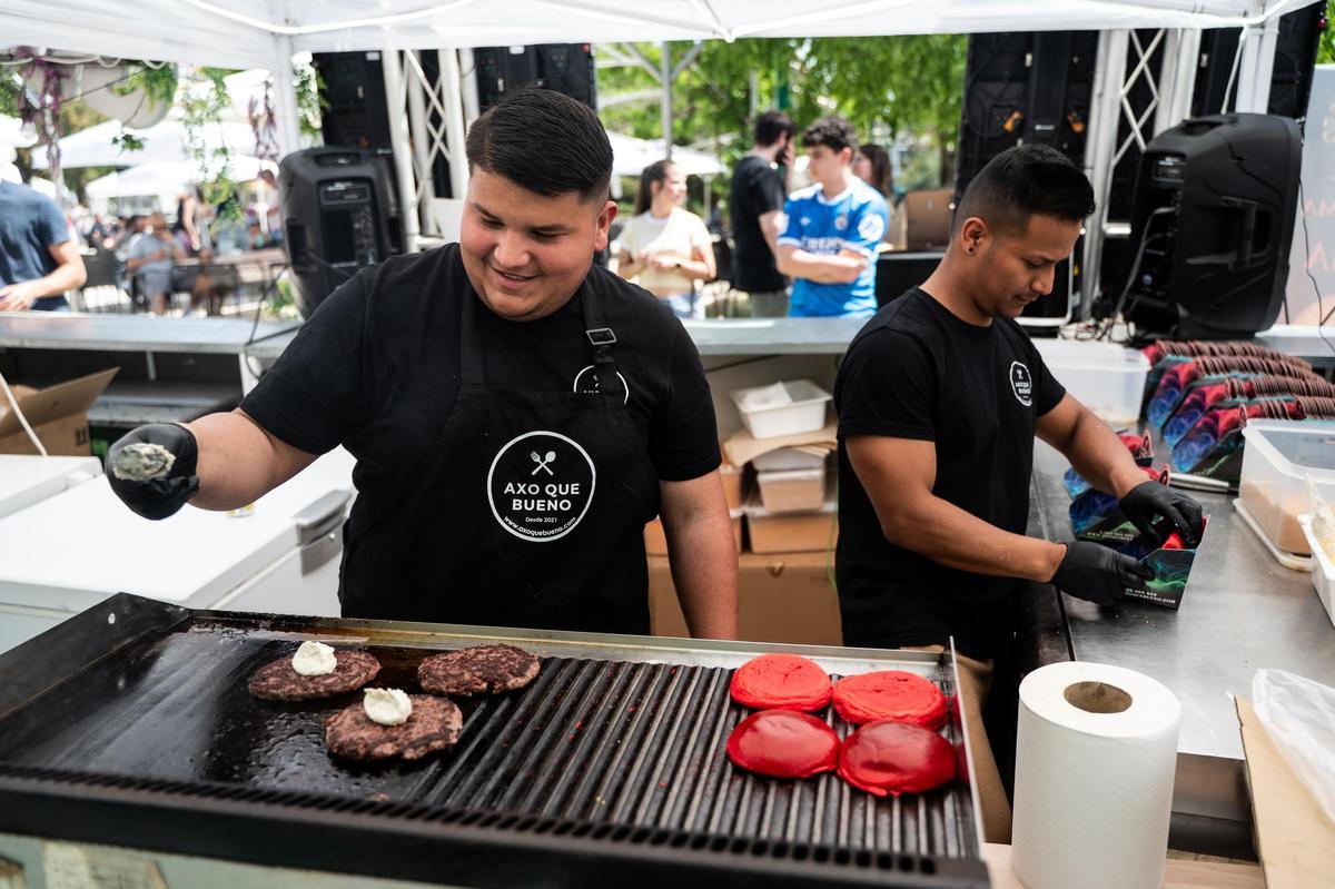 Galería | Así fue el evento de hamburguesas y tartas de queso en el parque Padre Pacífico de Cáceres