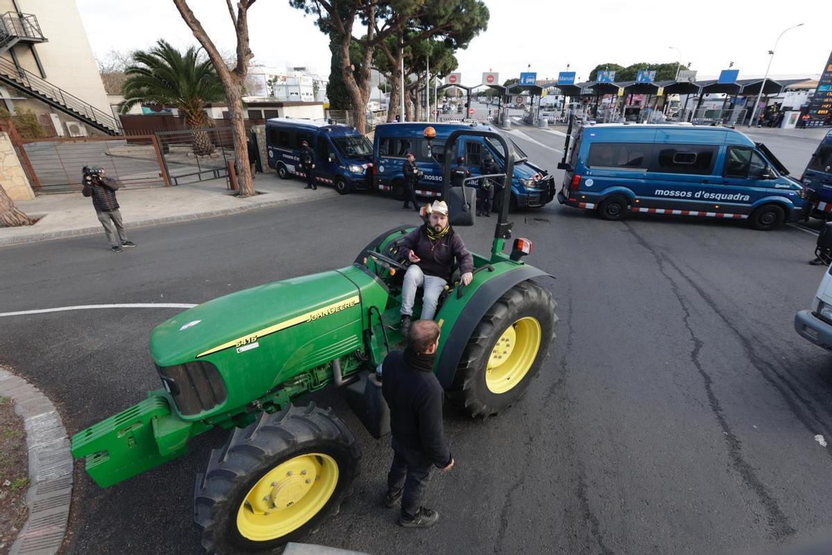 Manifestación de agricultores con sus tractores en Mercabarna.