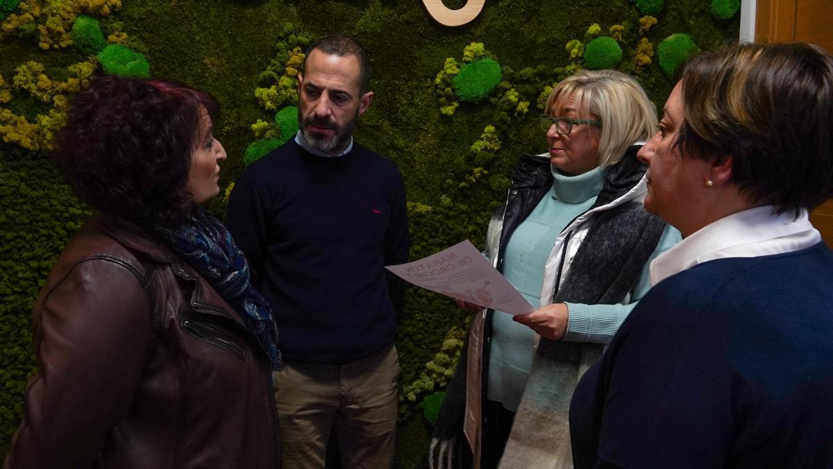 El alcalde, junto a Mari Carmen Castro y Alicia Lagranda, organizadoras del maratón, y la edil Ana Rosa Nosti.