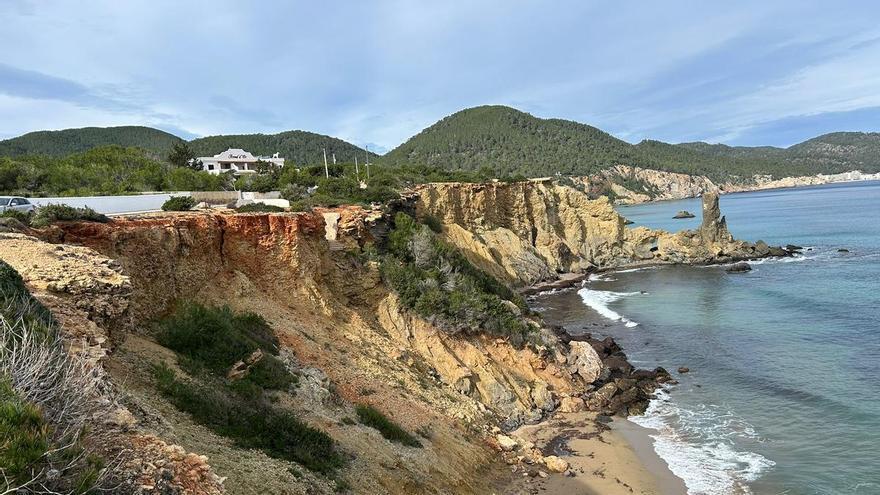 Santa Eulària asegura los acantilados donde se han producido daños a bañistas