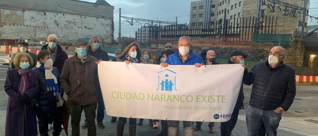 Vecinos de Ciudad Naranco, en la protesta frente al puente de Nicolás Soria. | Fernando Rodríguez