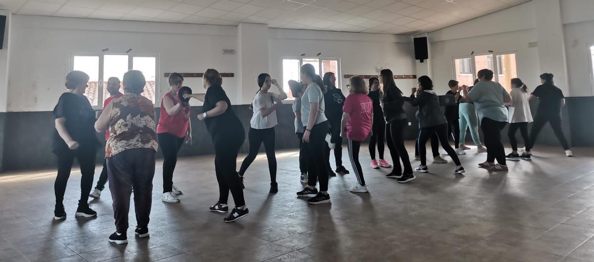 Mujeres aprenden técnicas básicas de defensa personal en el curso.