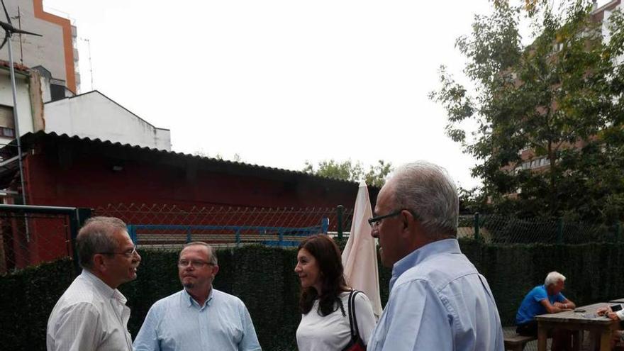 Jesús de la Rosa con Constantino Álvarez, Carmen Rodríguez Maniega y Francisco Zarracina, ayer, en el albergue de peregrinos.