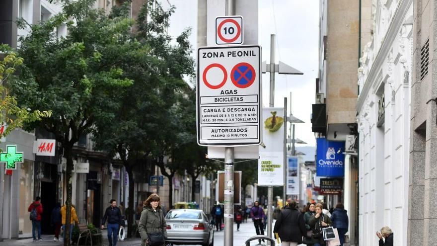 Limitación de velocidad en el centro de Pontevedra. // G. Santos