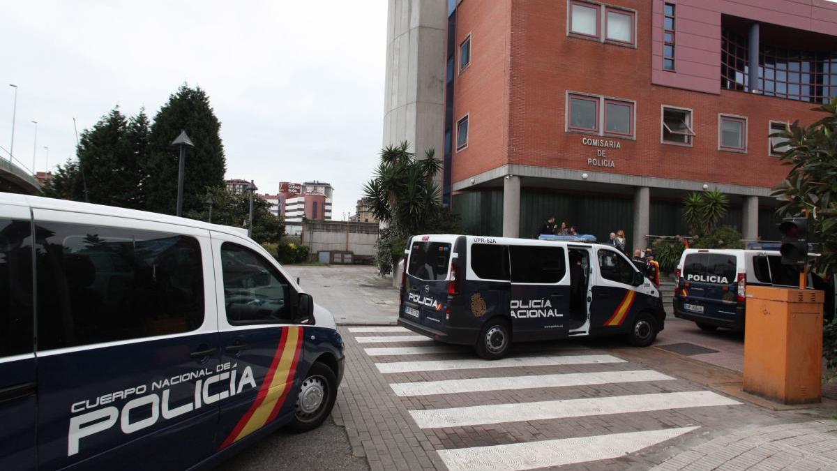 Detenido en Gijón por golpear y escupir a policías