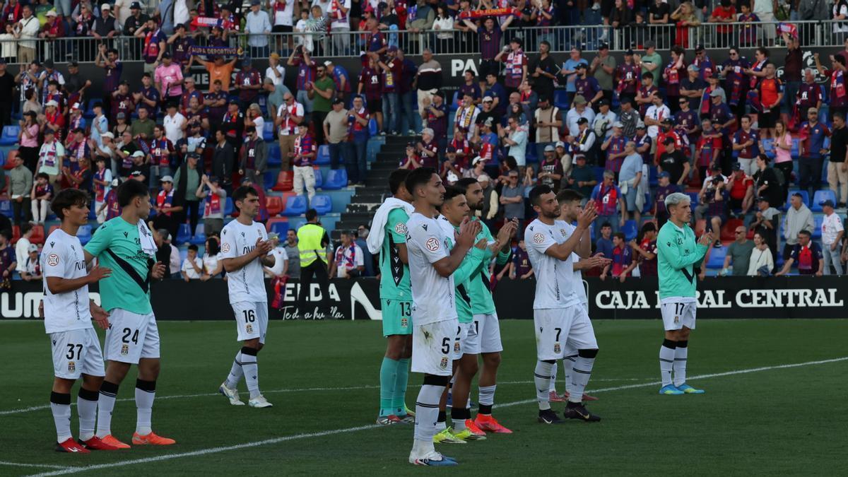 Los jugadores del FC Cartagena agradecen el apoyo de la afición en Elda
