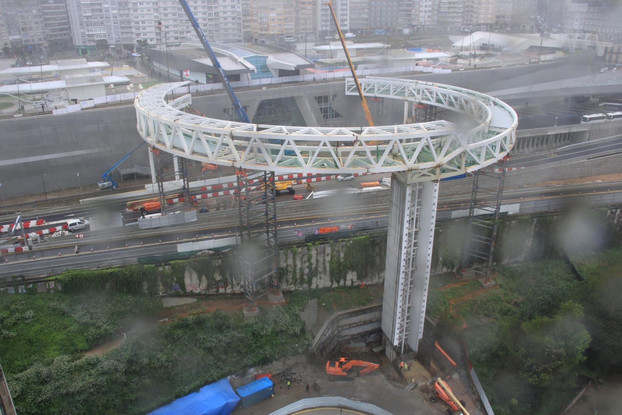 El anillo del ascensor HALO finaliza su izado y "aluniza" en la plaza de Vialia