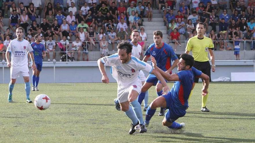 Fran, de la UD Ourense, intenta hacerse con un balón, ayer, en Os Carrís. // Iñaki Osorio