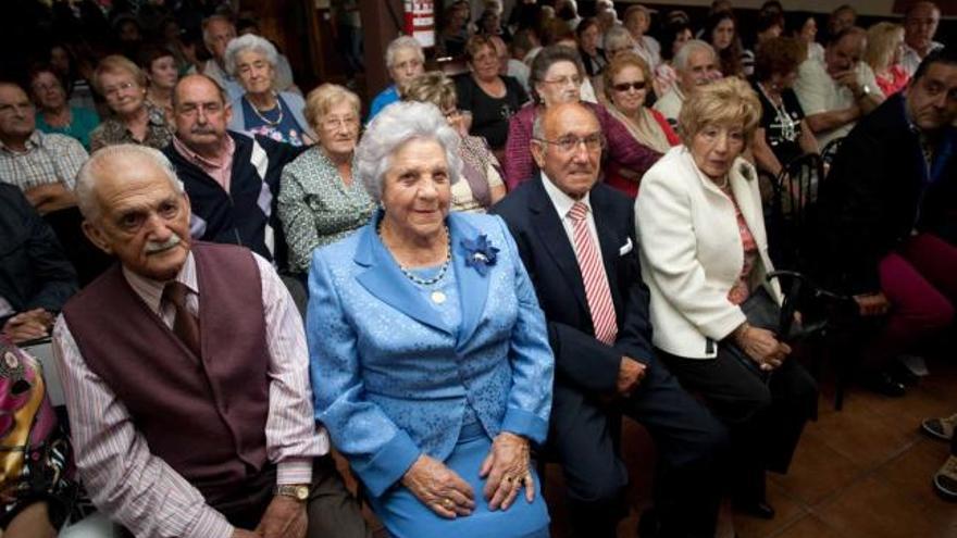 Ana María Rodríguez García y Ramón Rodríguez Martínez, en el centro de la foto, ayer, durante el homenaje.