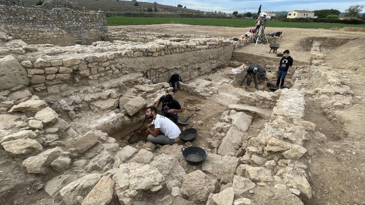 Els arqueòlegs treballant a les excavacions de Santa Margarida d'Empúries