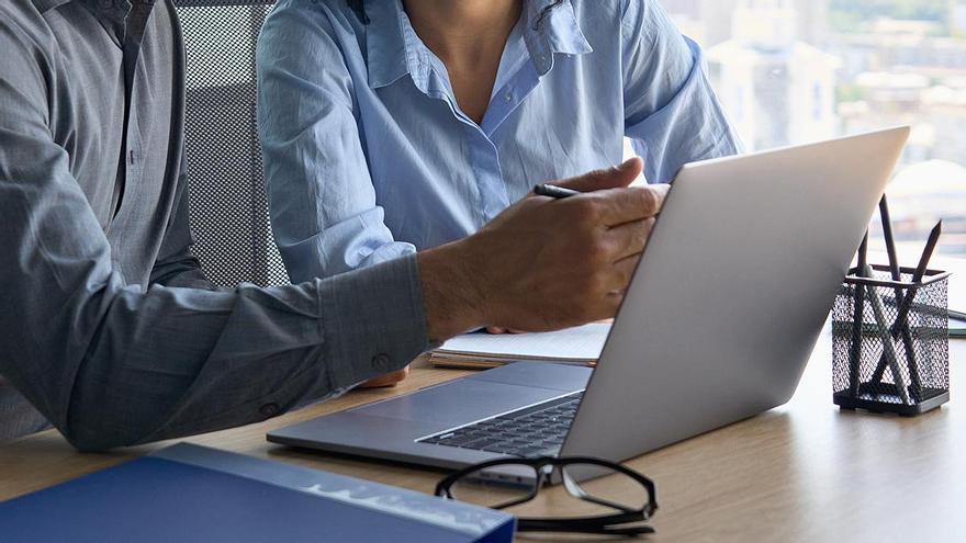 ¿Pueden embargar tu salario por las deudas de tu pareja? Todo lo que debes saber
