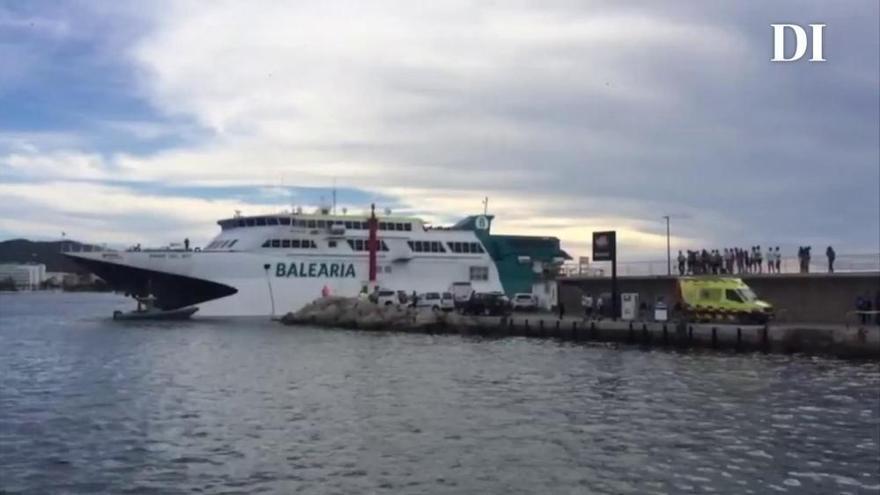 Un ferry de Baleària encalla en Sant Antoni