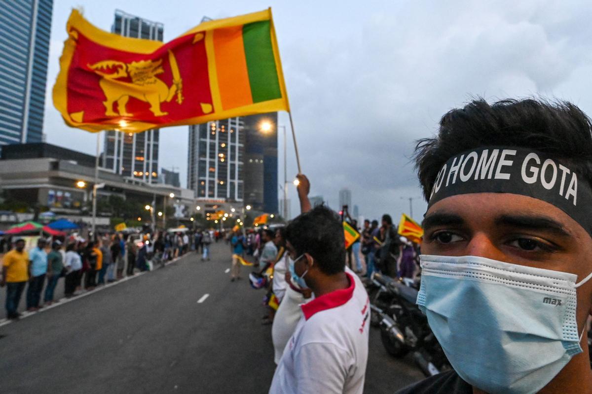 Manifestantes antigubernamentales protestan frente a la oficina del presidente de Sri Lanka, Gotabaya Rajapaksa, el 10 de mayo de 2022.