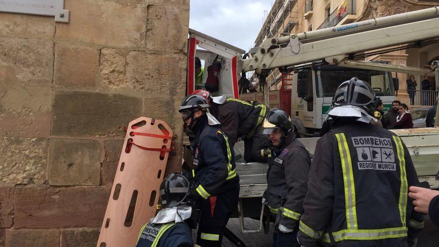 Un trabajador de Lorca, herido al desplomarse un camión grúa