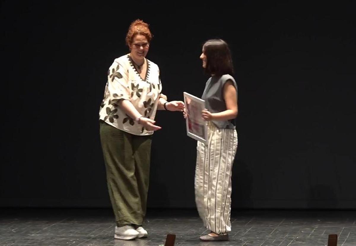 Lucía Fernández Monje recibe el tercer premio de Secundaria.