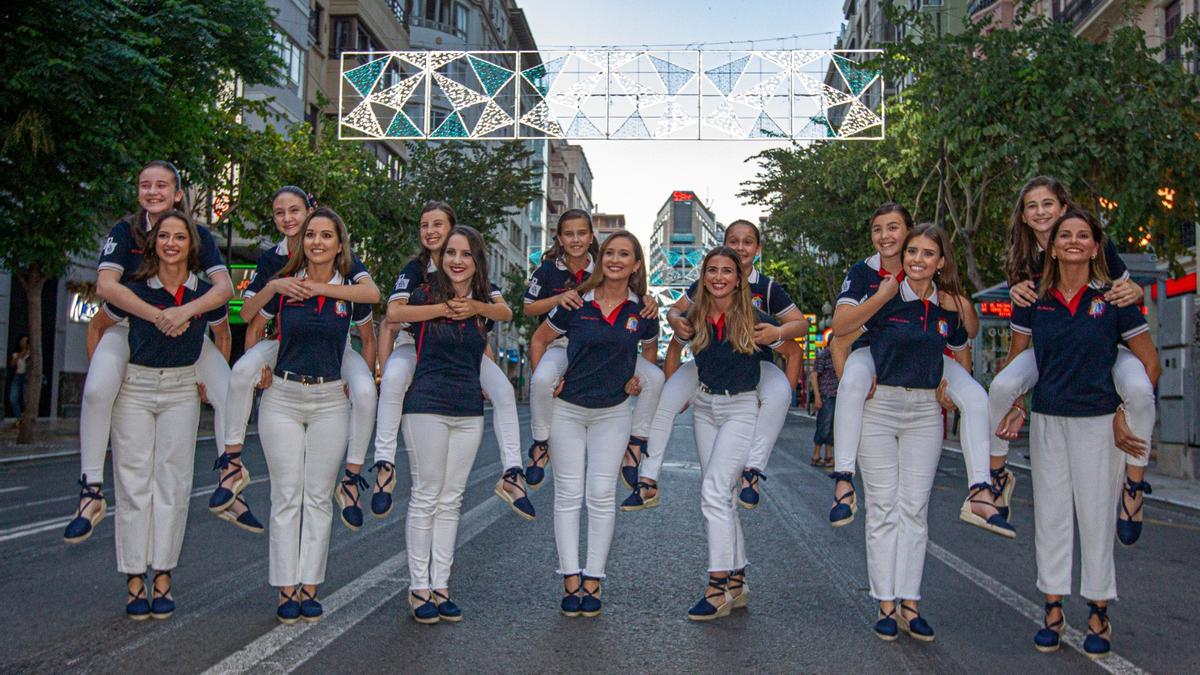 Las Belleas del Foc adultas e infantiles en la Rambla bajo las luces de Hogueras