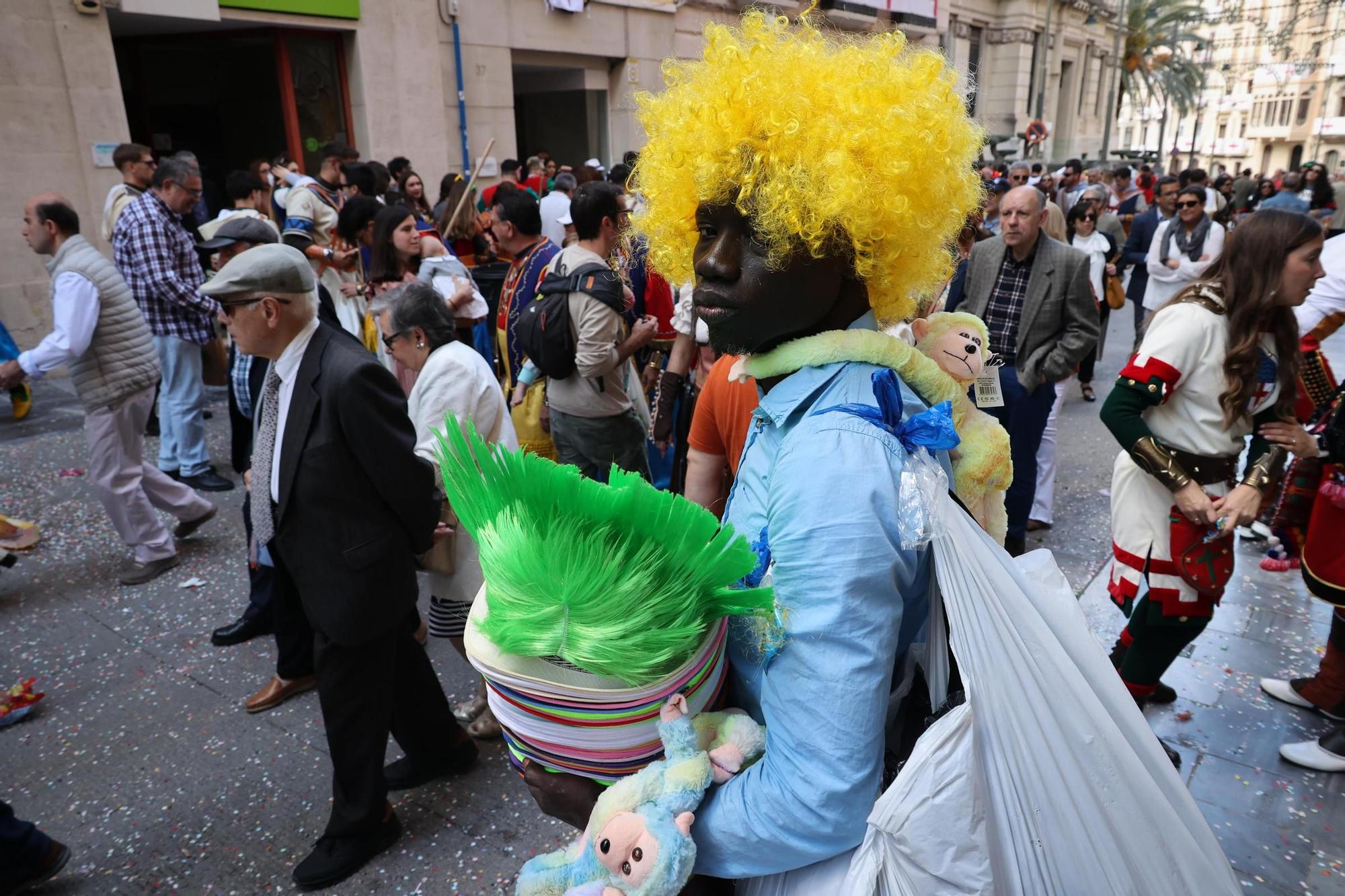 El Sant Jordiet entre claveles en la procesión de la Reliquia