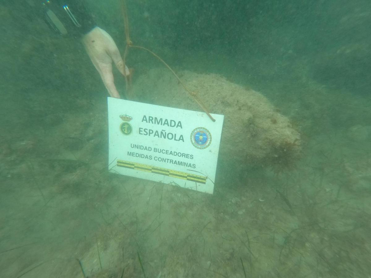 Los buceadores y artificieros de la Armada documentaron perfectamente el hallazgo antes de detonarlo