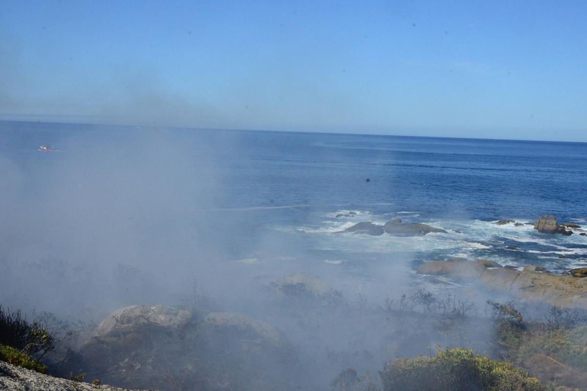 El primer incendio forestal del verano en O Morrazo quemó 3.500 metros cuadrados de monte raso en Cabo Udra, dentro de los terrenos de la Comunidade de Montes en Man Común de Beluso (Bueu). El primer incendio forestal del verano en O Morrazo quemó 3.500 metros cuadrados de monte raso en Cabo Udra, dentro de los terrenos de la Comunidade de Montes en Man Común de Beluso (Bueu).