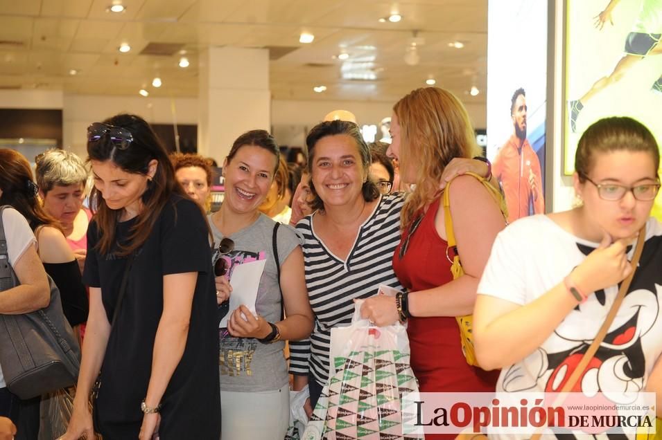 Entrega de dorsales para la Carrera de la Mujer.