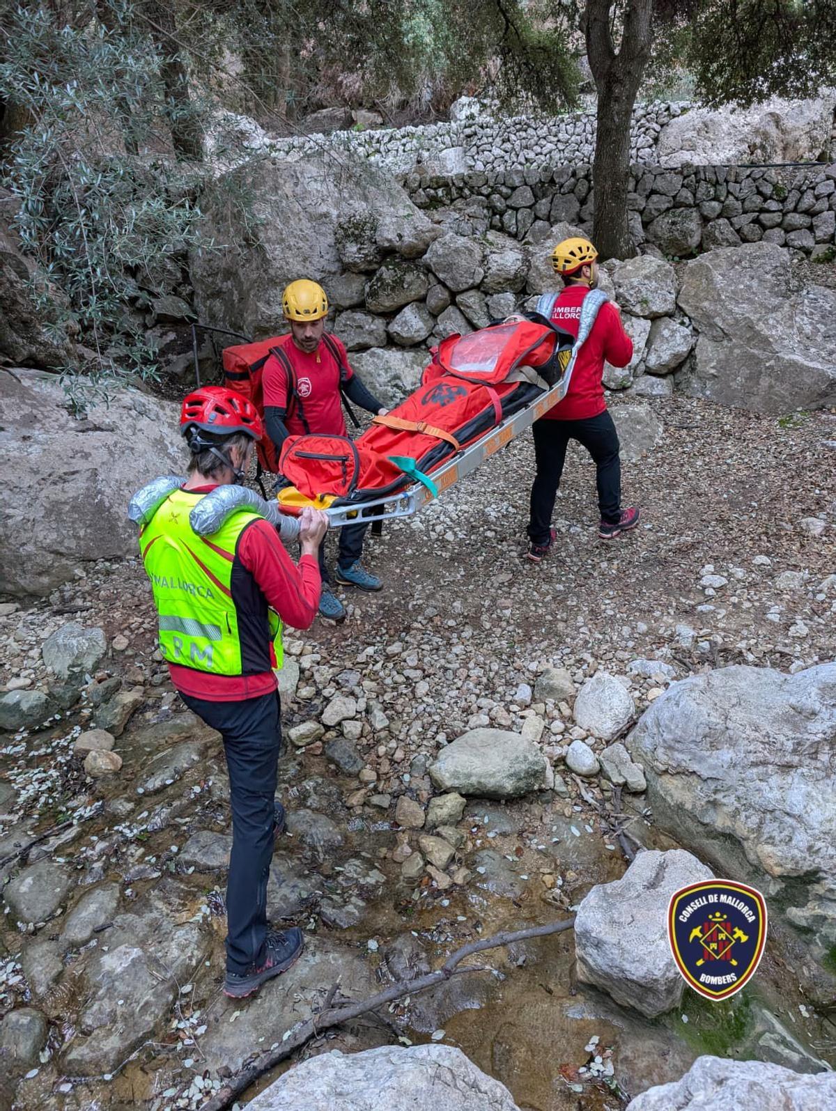 Los bomberos, durante el traslado de un excursionista herido, en una imagen de archivo.