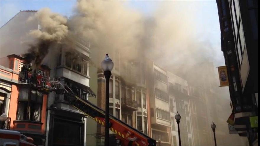 Incendio en un edificio de la calle Los Moros en Gijón