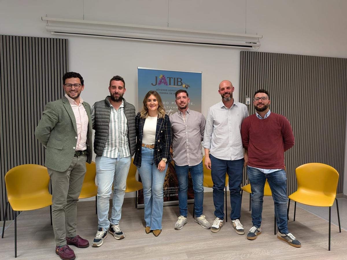 Miembros de la primera directiva de JATIB durante su presentación ante los medios.