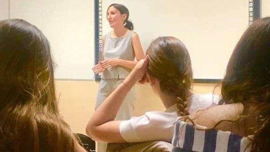 La &quot;influencer&quot; Ana Blanco imparte un taller en Comillas.