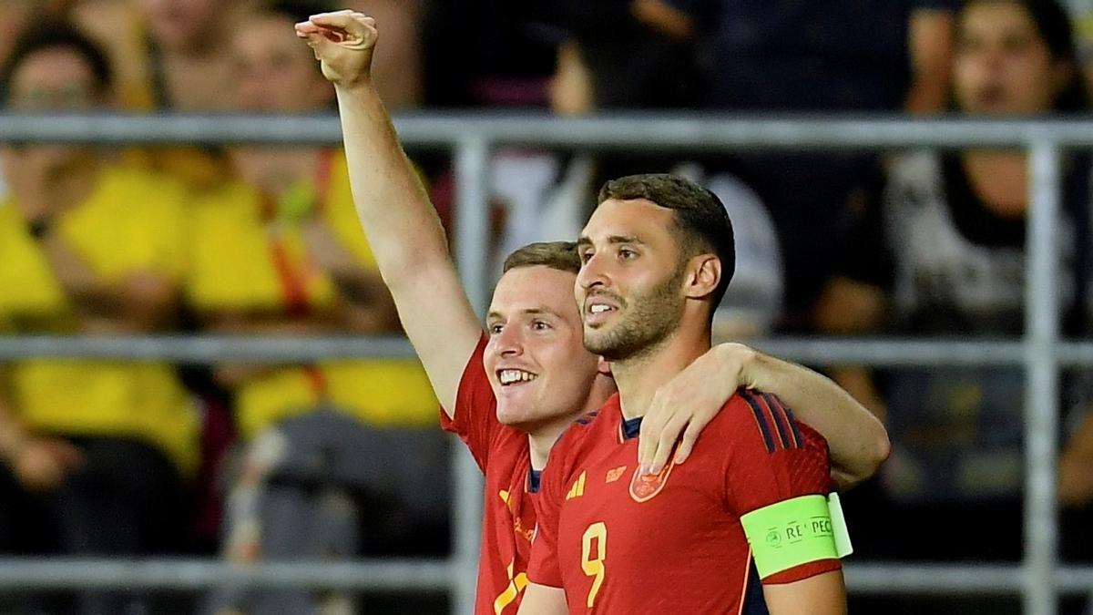 Abel Ruiz, felicitado por Sergio Gómez, este sábado.