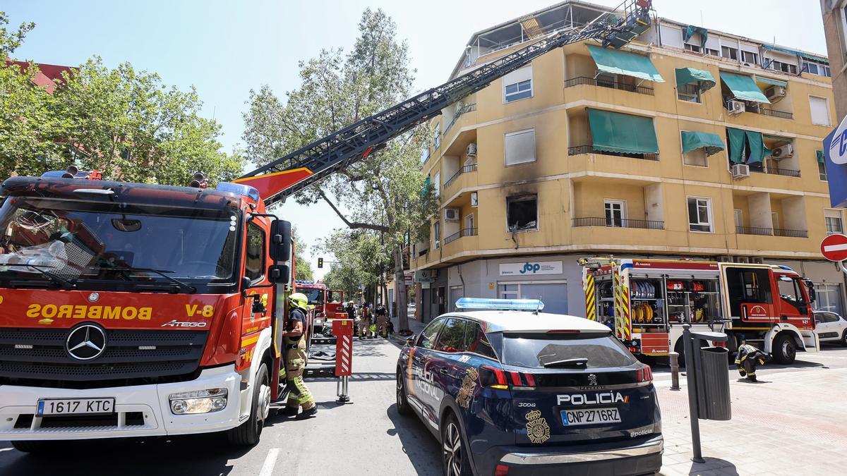 Bomberos en el lugar del incendio en Alicante.