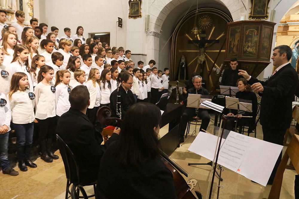 Ilusión navideña con canto coral y encendido de luces en Sant Josep.