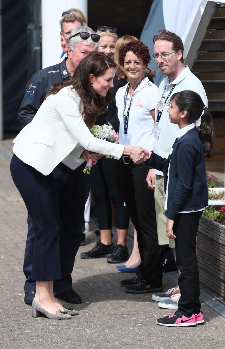 Kate Middleton escoge un look navy para visitar el Centro de Vela y Deportes Acuáticos de Docklands