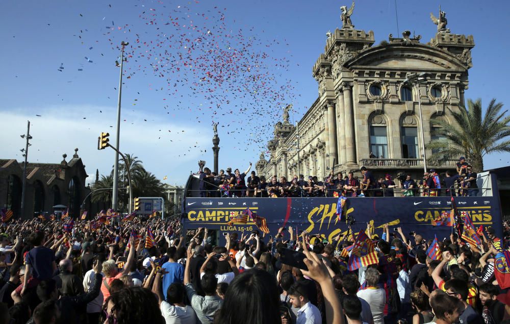 El Barça celebra la Lliga amb una rua pels carrers de Barcelona