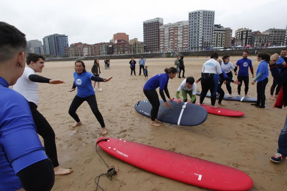 Jornada de surf solidario en Gijón