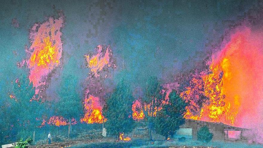 El fuego puso en jaque a los vecinos de Verín.  |   // BRAIS LORENZO