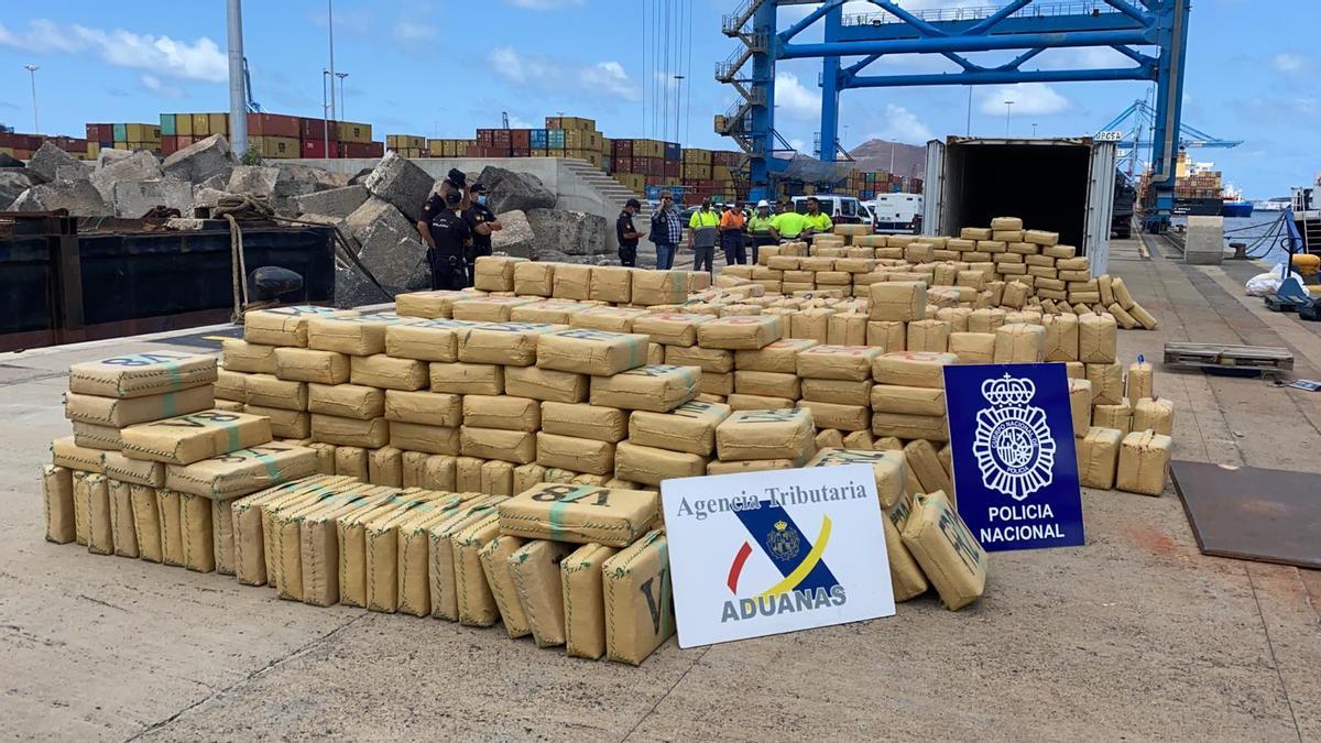 Las 20 toneladas de hachís interceptadas cerca de Canarias, tras ser desembarcadas en el Puerto de Las Palmas.