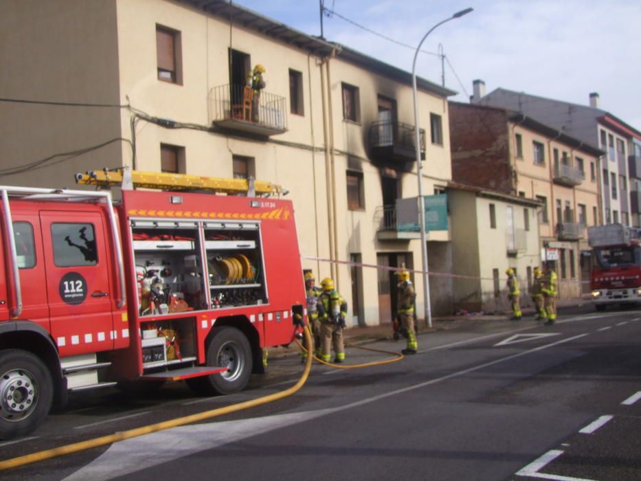 Els efectius d''emergències treballant en l''incendi d''un pis d''Olot