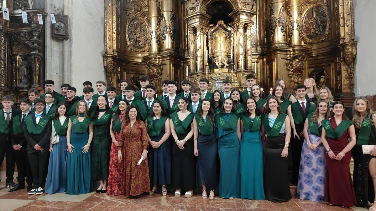 La foto de familia de los alumnos recién gradurados.