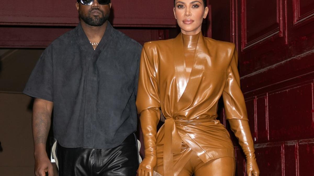 Kim Kardashian y su marido, Kanye West, el domingo, a su llegada al teatro Bouffes Du Nord, en París.