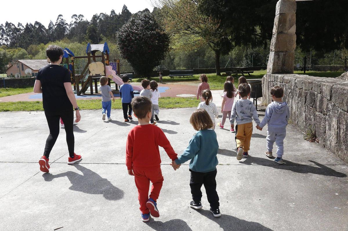 Alumnado da escola infantil unitaria de Rial, en Laraño, Santiago.
