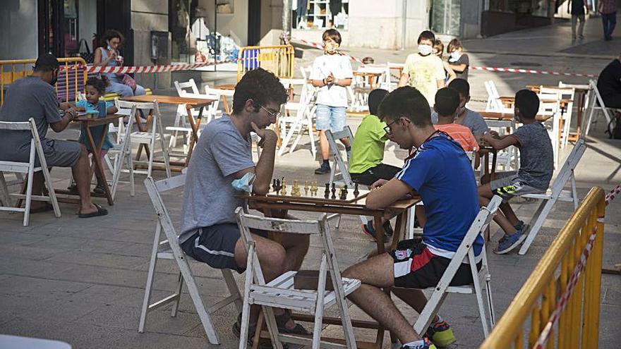 Concentrats en un joc de taula a la Plana de l’Om | OSCAR BAYONA