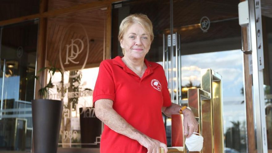 Helen Watson, ayer, en la entrada del hotel Royal Plaza.